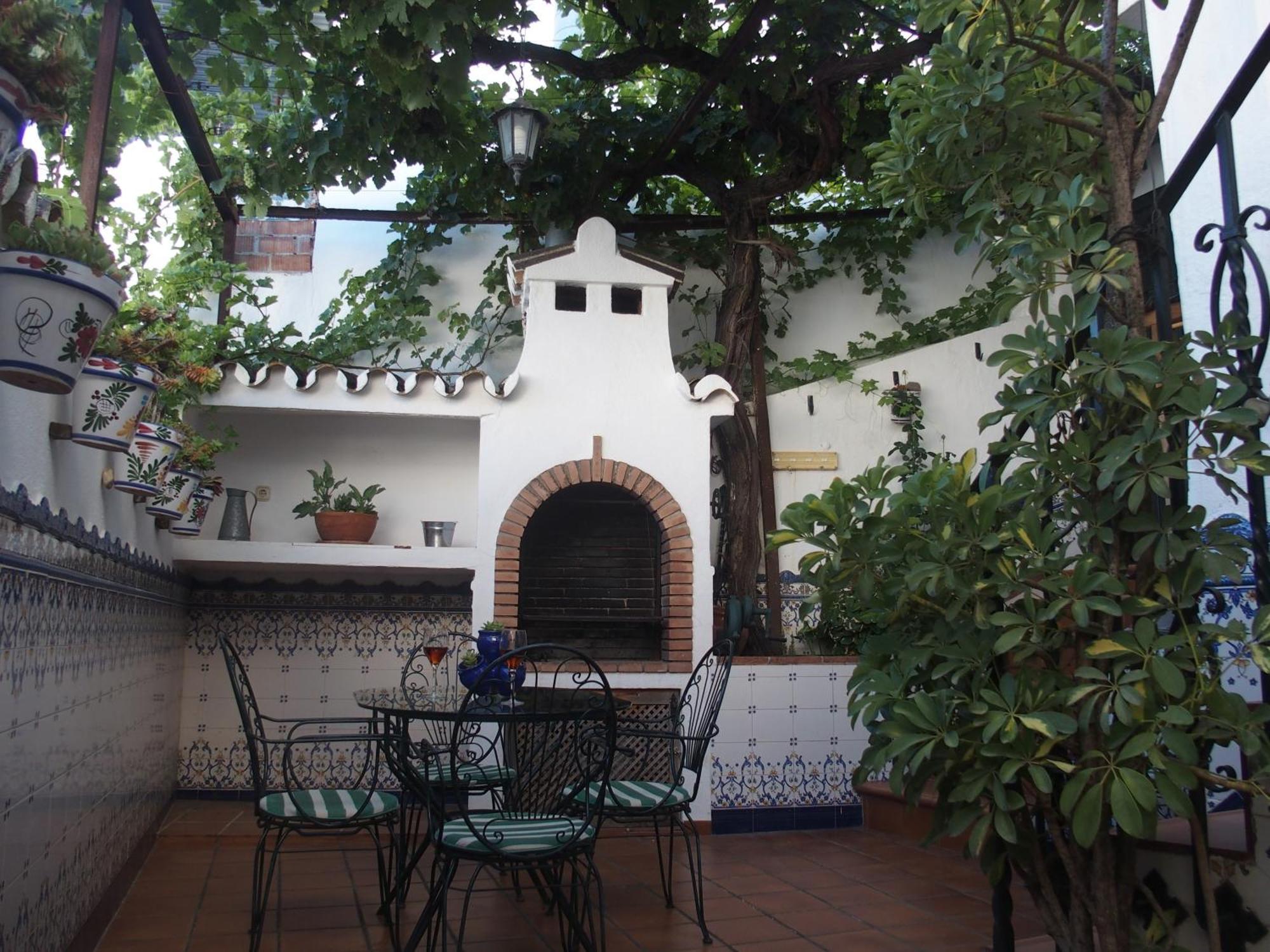 Casa Luciita: Agradable Con Chimenea, Patio Y Bbq. * Ojen