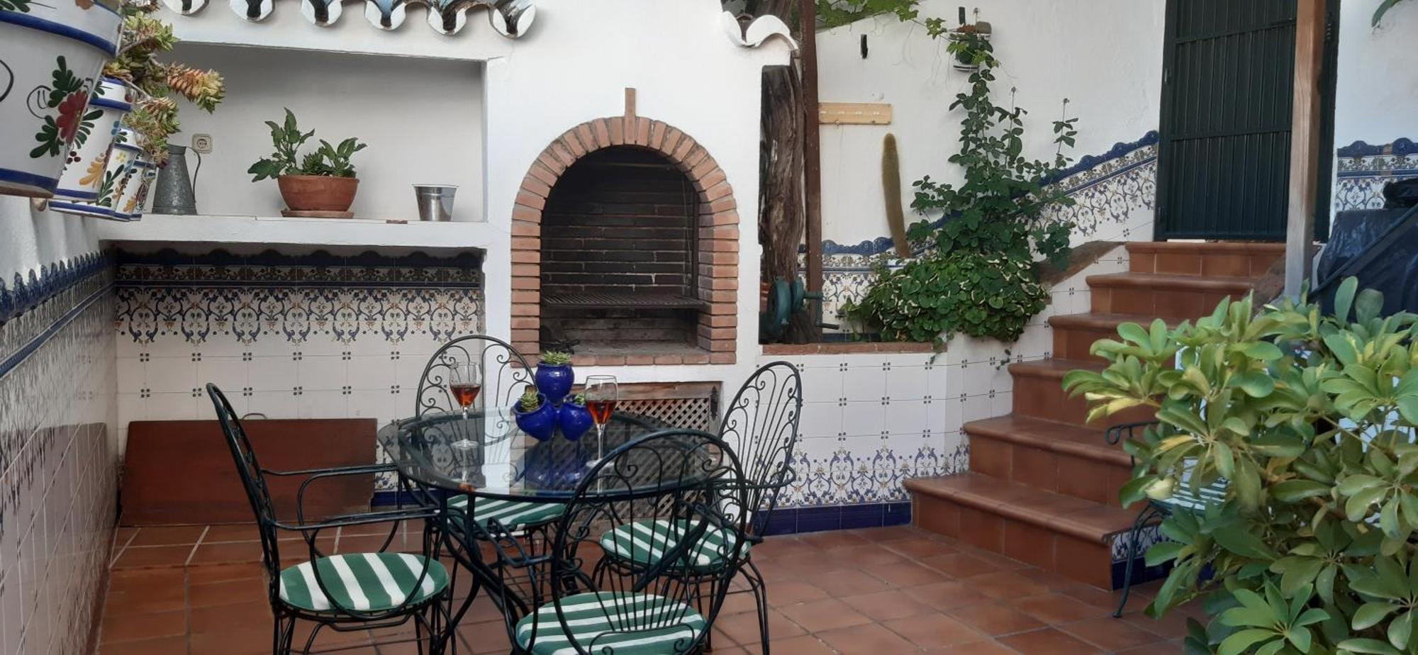 Casa Luciita: Agradable Con Chimenea, Patio Y Bbq. * Ojen